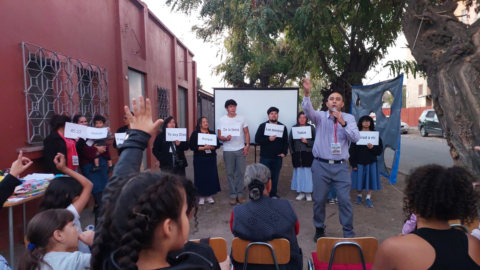 Niños aprendiendo la Biblia en Escuela Dominical