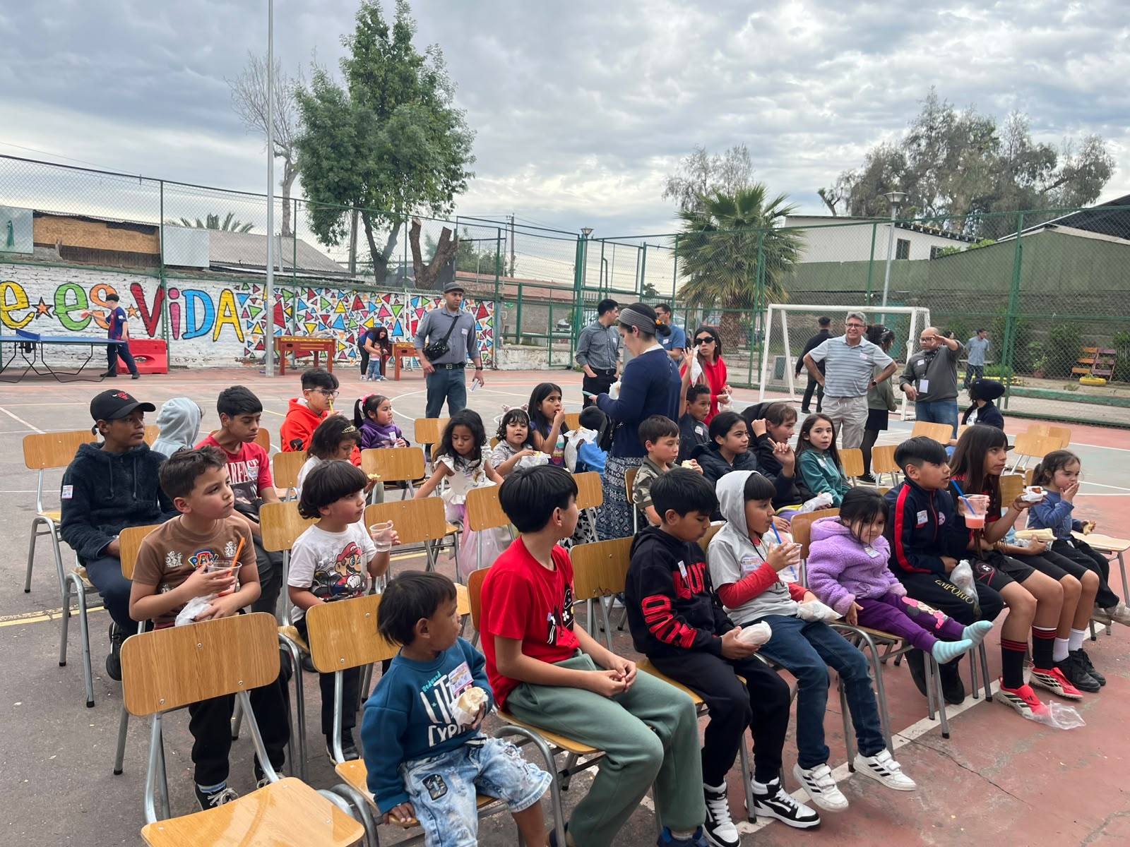 Niños escuchando atentamente el mensaje